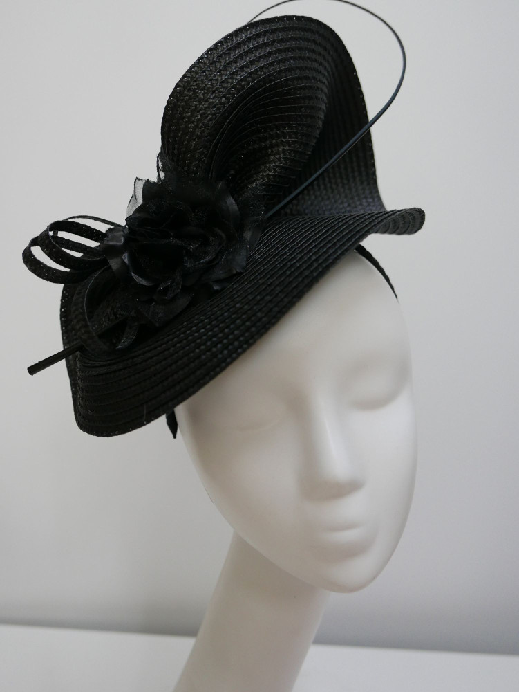 Czarny fascynator z kwiatem | Zuwika Design