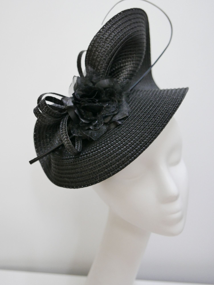 Czarny fascynator z kwiatem | Zuwika Design