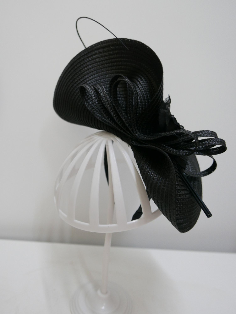 Czarny fascynator z kwiatem | Zuwika Design