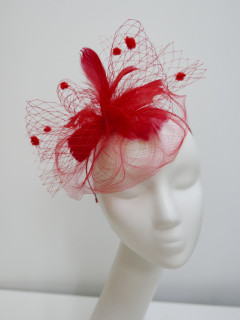 Czerwony fascynator z crin z woalką | Zuwika Design