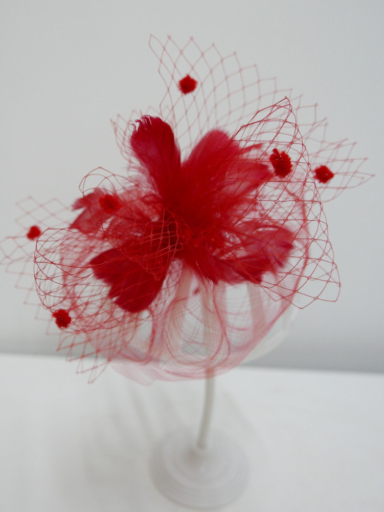 Czerwony fascynator z crin z woalką | Zuwika Design