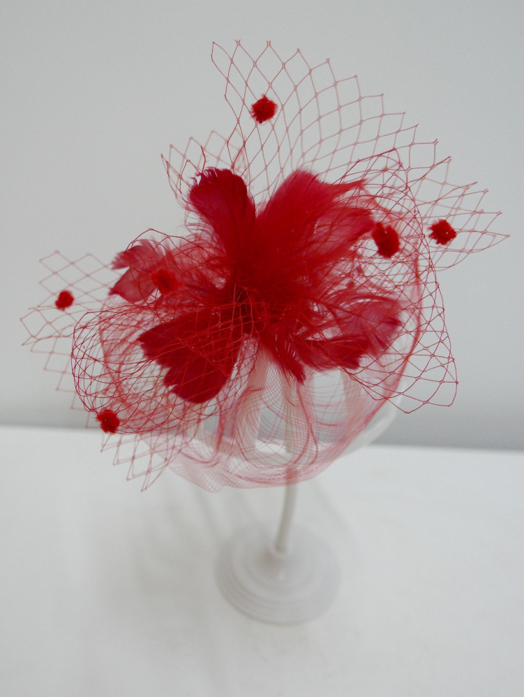 Czerwony fascynator z crin z woalką | Zuwika Design