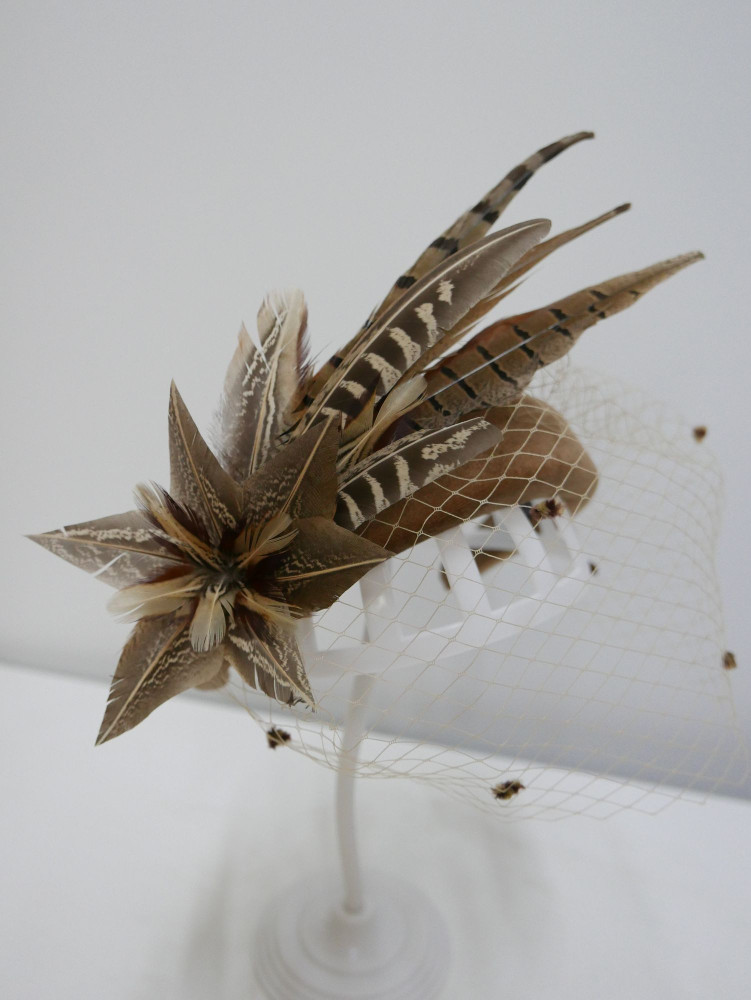 Beżowe Halo z woalką i piórami bażanta | Zuwika Design