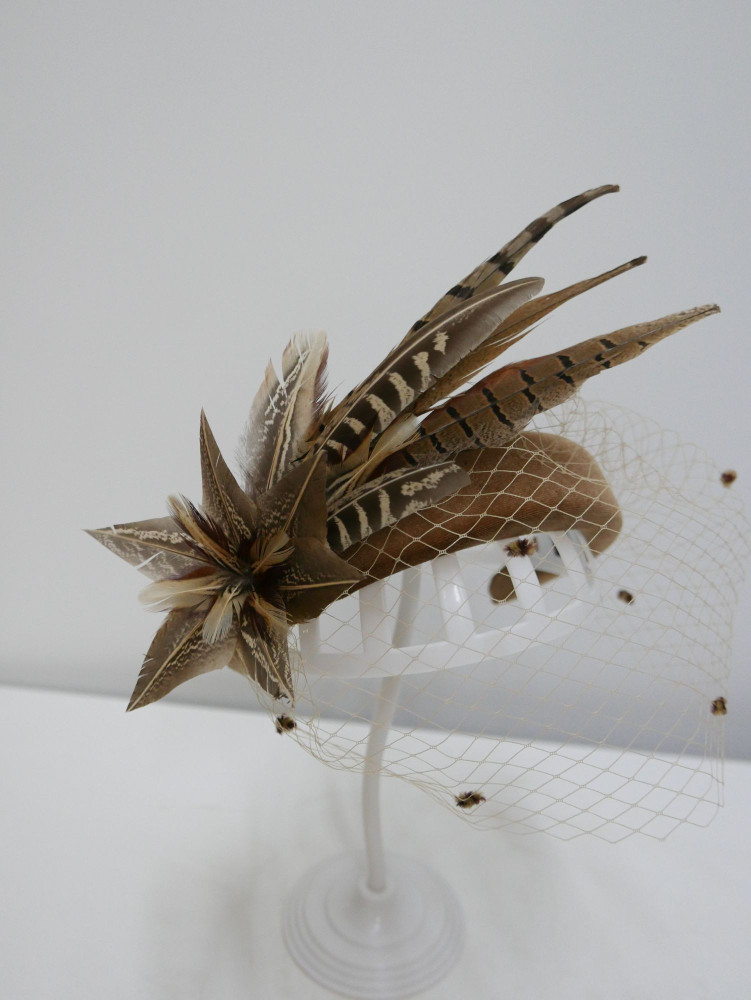 Beżowe Halo z woalką i piórami bażanta | Zuwika Design