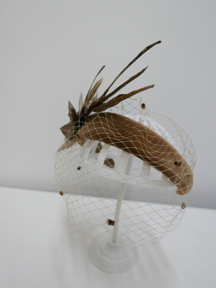 Beżowe Halo z woalką i piórami bażanta | Zuwika Design