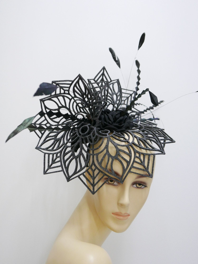 Czarny ażurowy fascynator z piórami | Zuwika Design