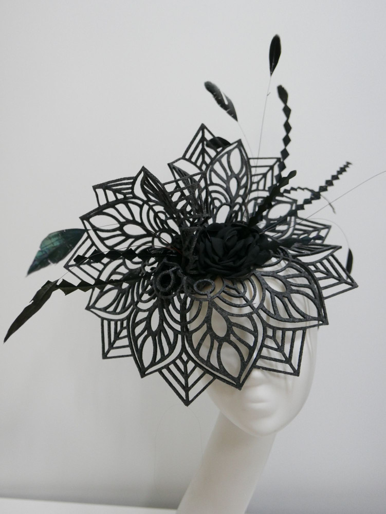 Czarny ażurowy fascynator z piórami | Zuwika Design