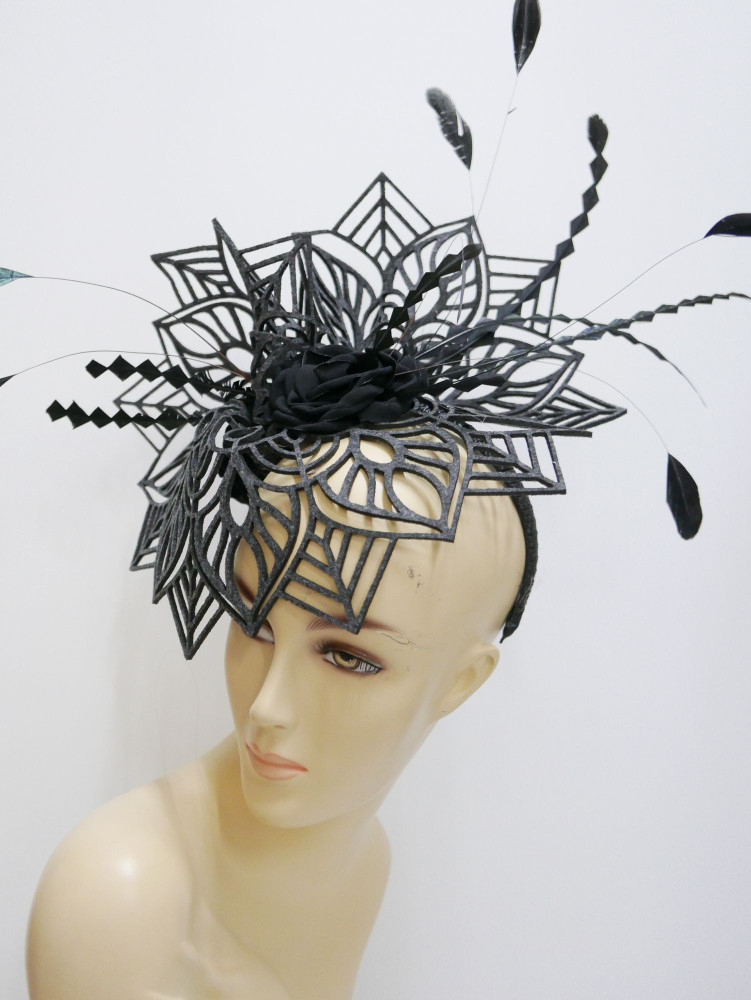 Czarny ażurowy fascynator z piórami | Zuwika Design