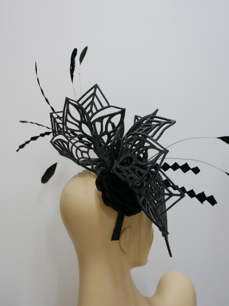 Czarny ażurowy fascynator z piórami | Zuwika Design