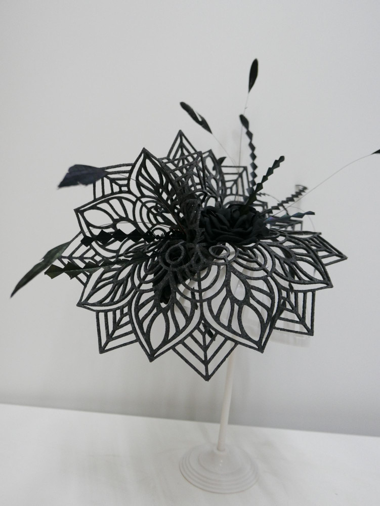Czarny ażurowy fascynator z piórami | Zuwika Design