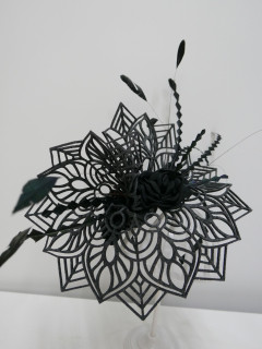 Czarny ażurowy fascynator z piórami | Zuwika Design