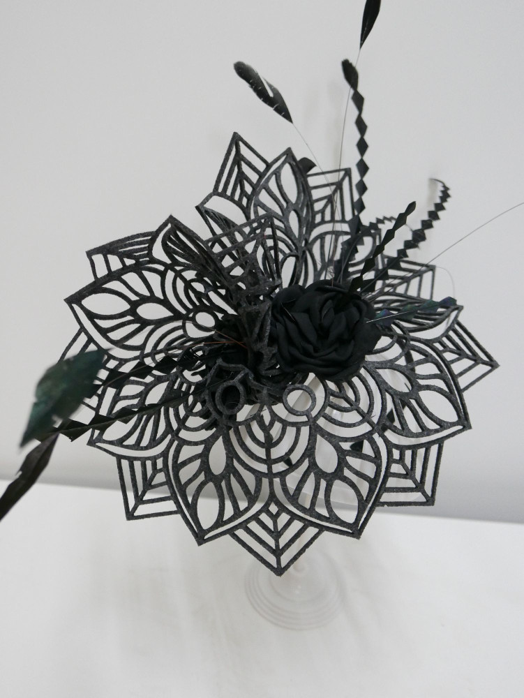 Czarny ażurowy fascynator z piórami | Zuwika Design
