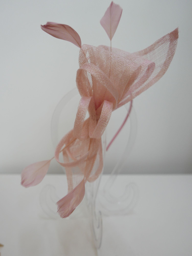 Różowy fascynator z  sinamay z piórkami | Zuwika Design