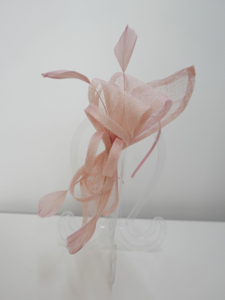 Różowy fascynator z  sinamay z piórkami | Zuwika Design