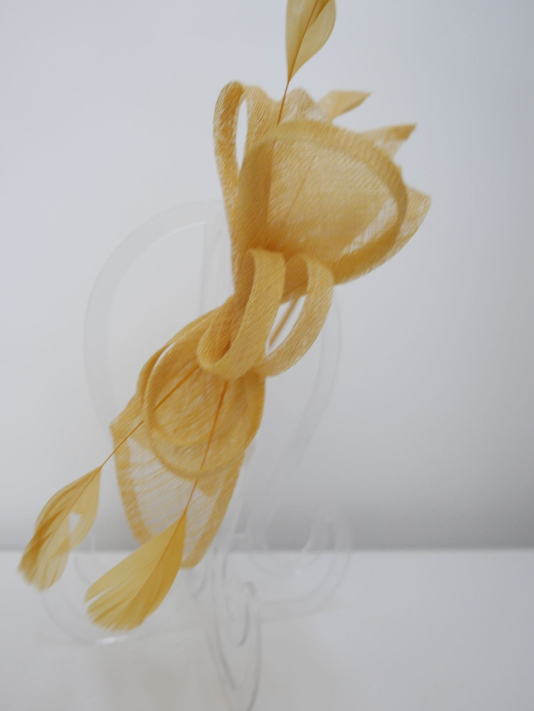 Żółty fascynator z  sinamay z piórkami | Zuwika Design