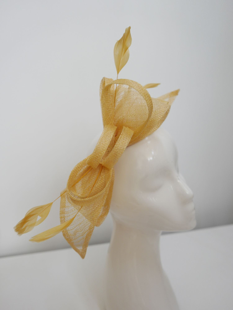 Żółty fascynator z  sinamay z piórkami | Zuwika Design