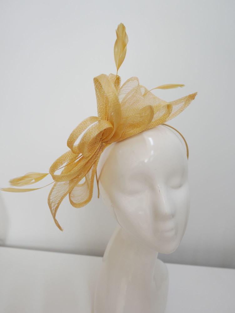 Żółty fascynator z  sinamay z piórkami | Zuwika Design