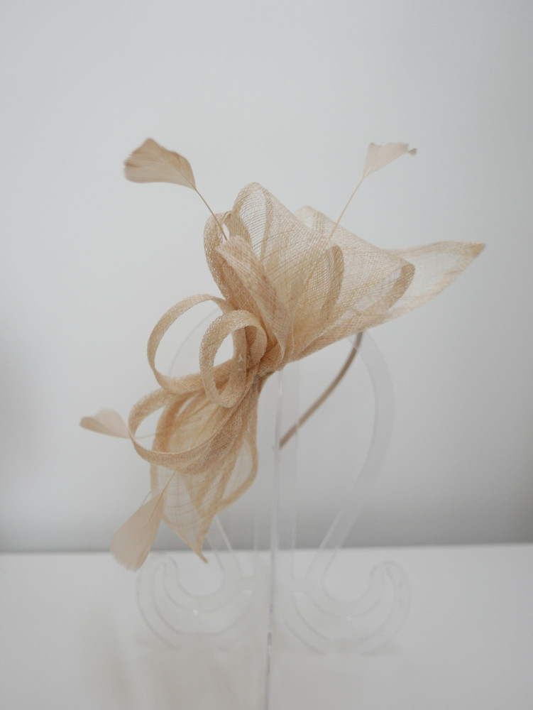 Beżowy fascynator z  sinamay z piórkami | Zuwika Design