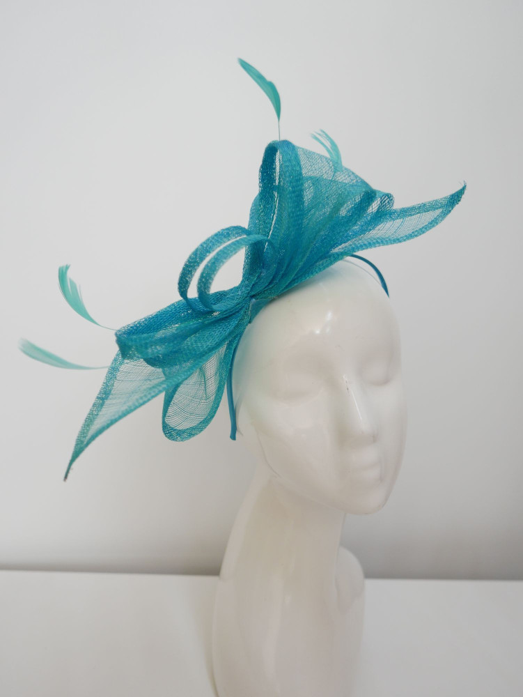 Turkusowy fascynator z  sinamay z piórkami | Zuwika Design
