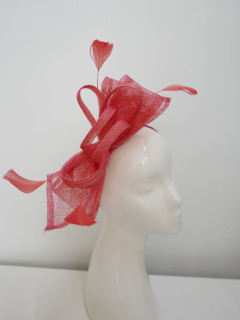 Koralowy fascynator z  sinamay z piórkami | Zuwika Design