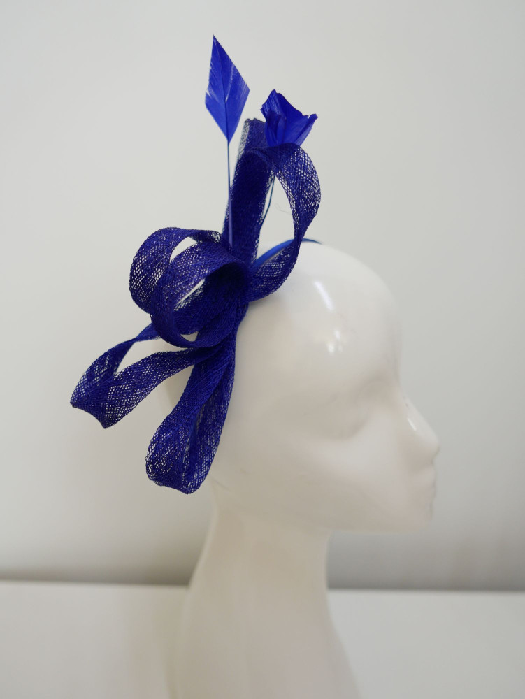 Szafirowy fascynator z  sinamay z piórkami | Zuwika Design