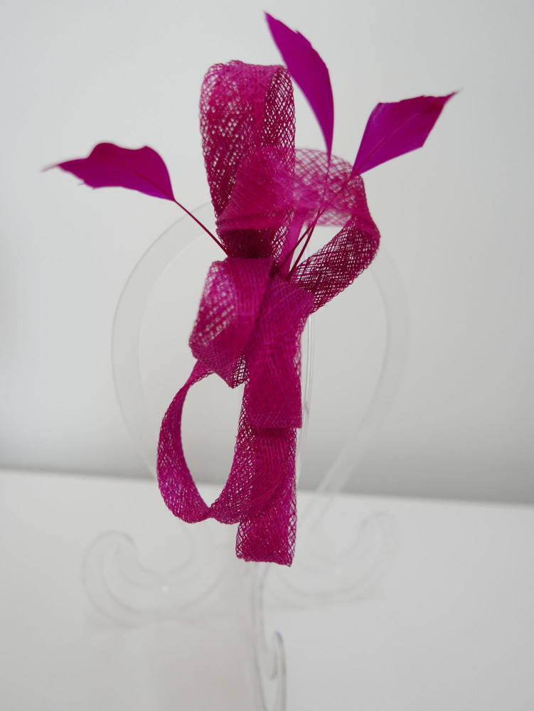 Fuksja fascynator z  sinamay z piórkami | Zuwika Design