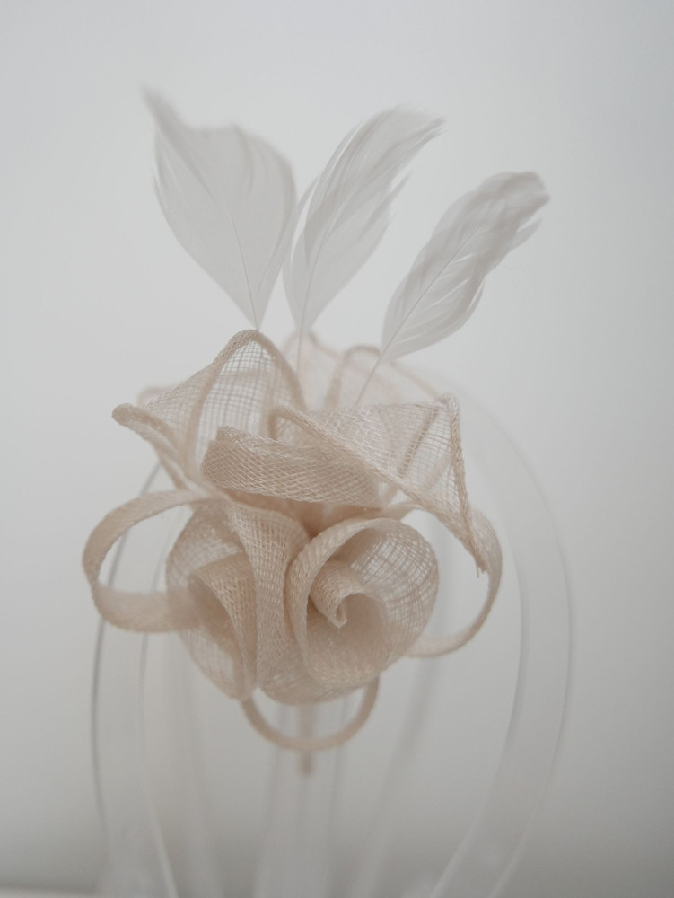 Śmietankowy fascynator z  sinamay z piórkami | Zuwika Design