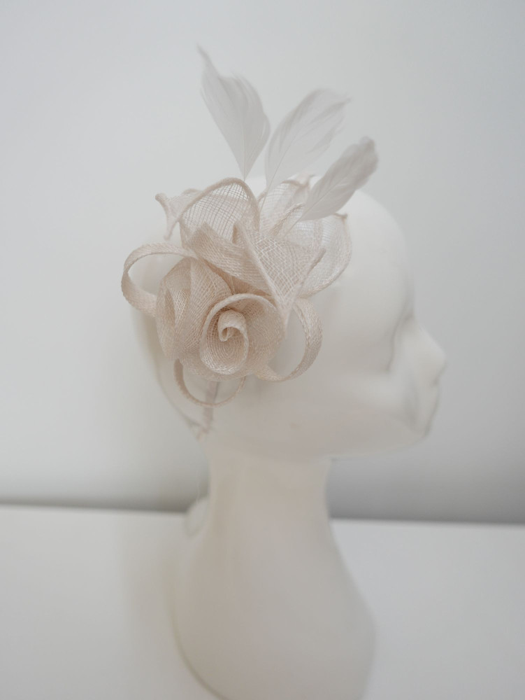 Śmietankowy fascynator z  sinamay z piórkami | Zuwika Design