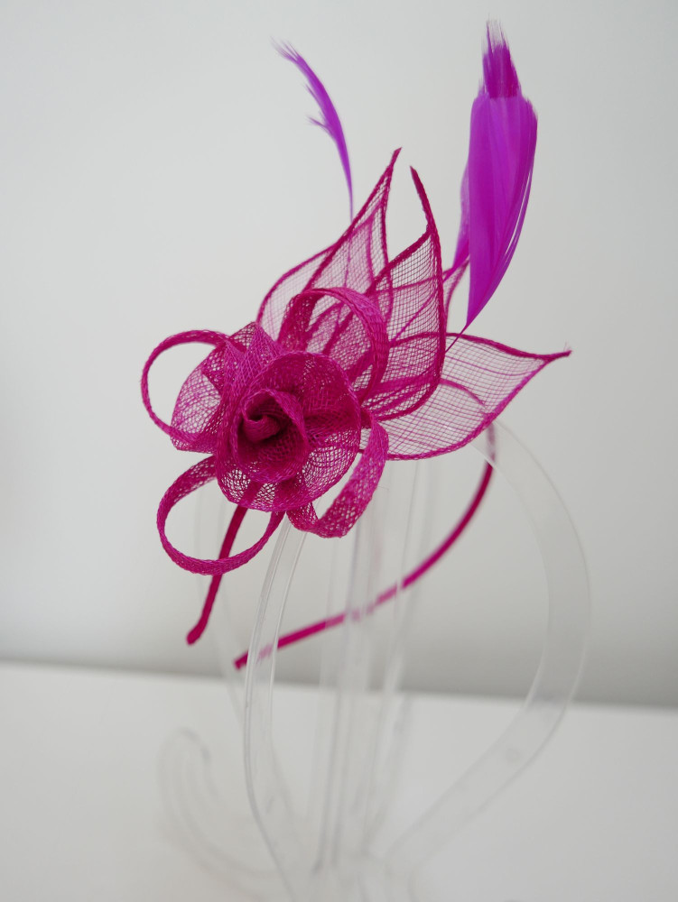 Fuksja fascynator z  sinamay z piórkami | Zuwika Design