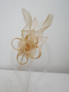 Beżowy fascynator z  sinamay z piórkami | Zuwika Design