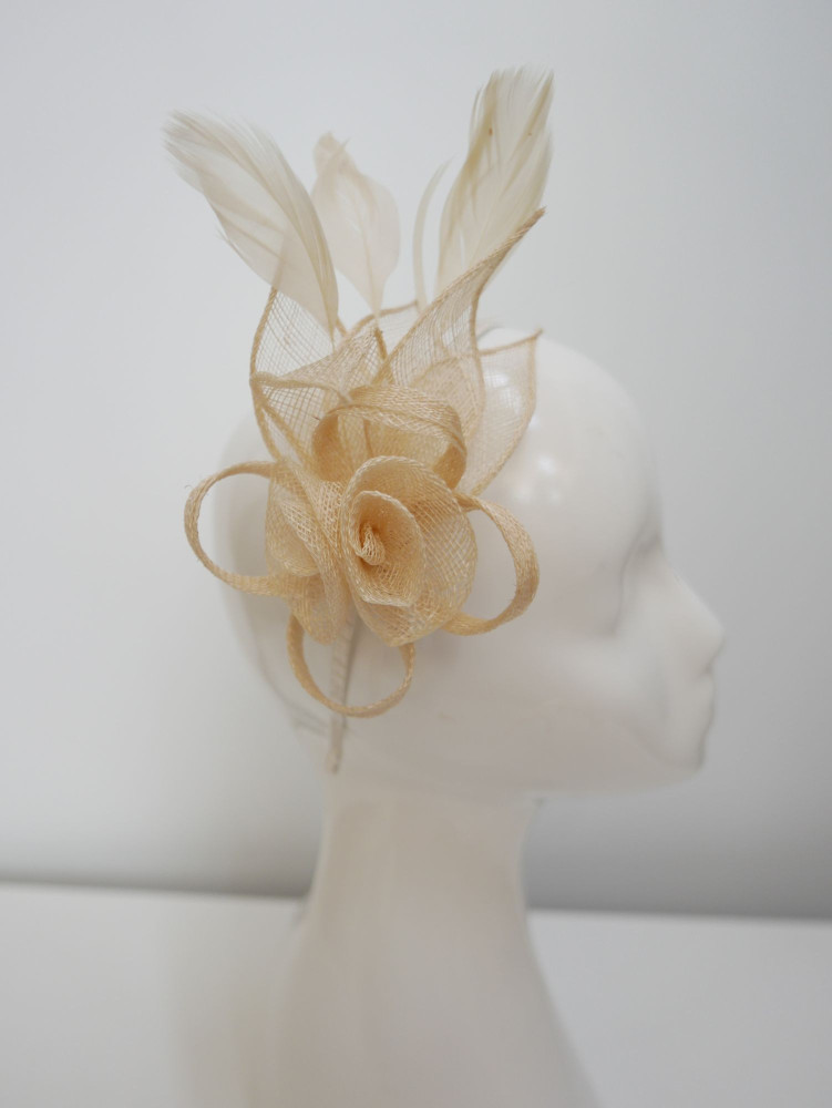 Beżowy fascynator z  sinamay z piórkami | Zuwika Design