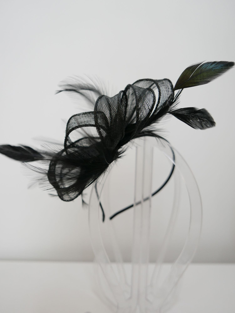 Czarny fascynator z  sinamay z piórkami | Zuwika Design