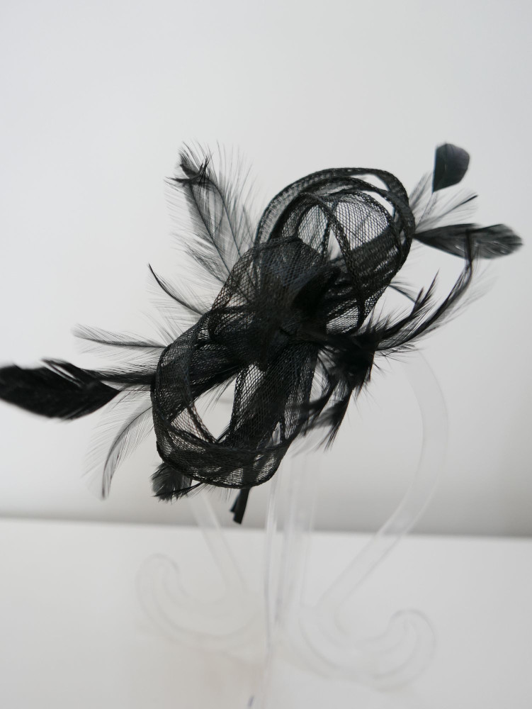 Czarny fascynator z  sinamay z piórkami | Zuwika Design