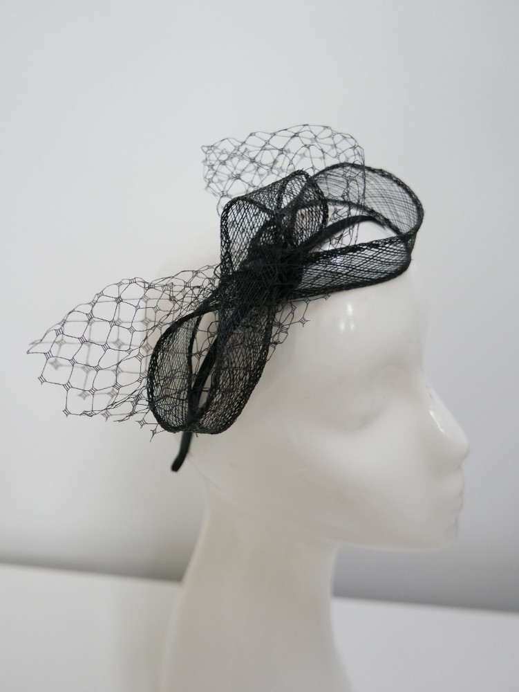 Czarny fascynator z  sinamay z woalką | Zuwika Design