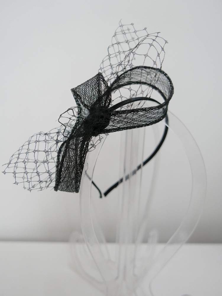 Czarny fascynator z  sinamay z woalką | Zuwika Design