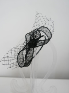 Czarny fascynator z  sinamay z woalką | Zuwika Design