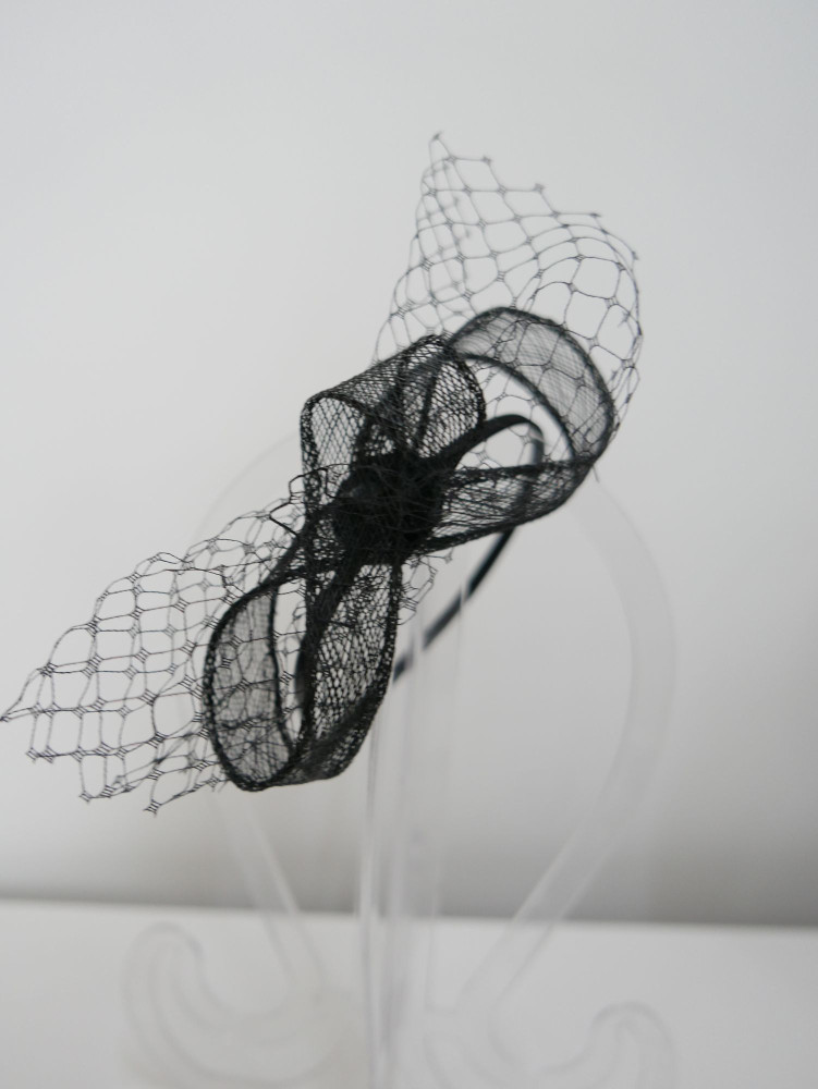 Czarny fascynator z  sinamay z woalką | Zuwika Design