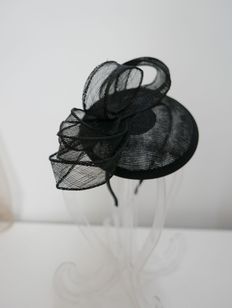 Czarny fascynator z  lnu i sinamay | Zuwika Design
