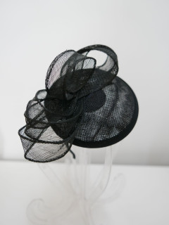 Czarny fascynator z  lnu i sinamay | Zuwika Design