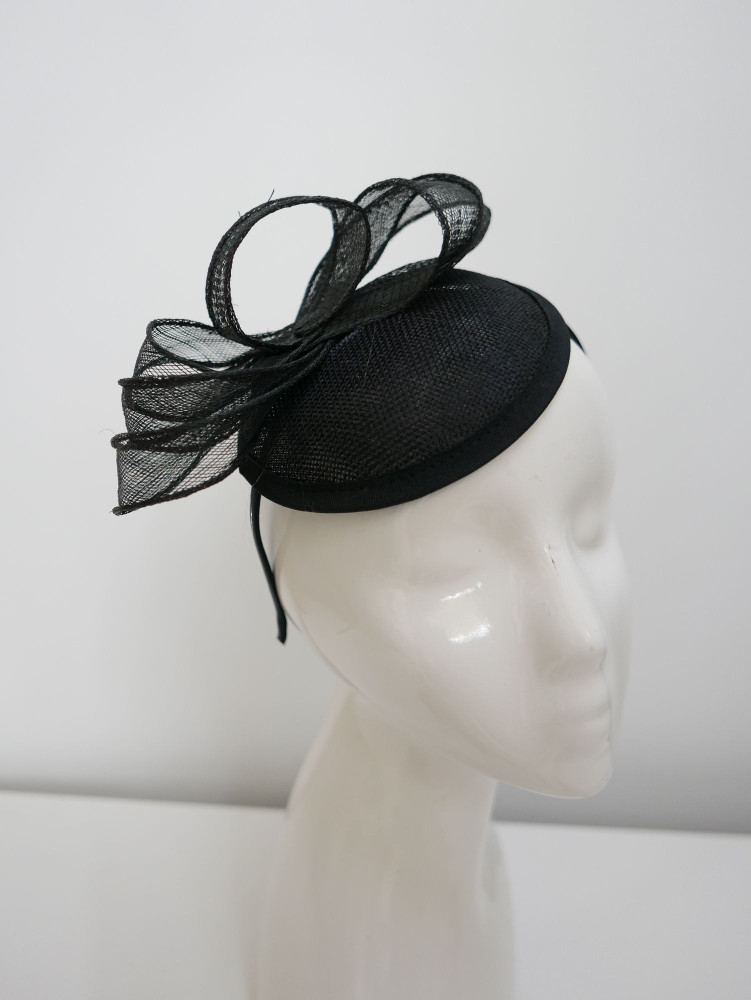 Czarny fascynator z  lnu i sinamay | Zuwika Design
