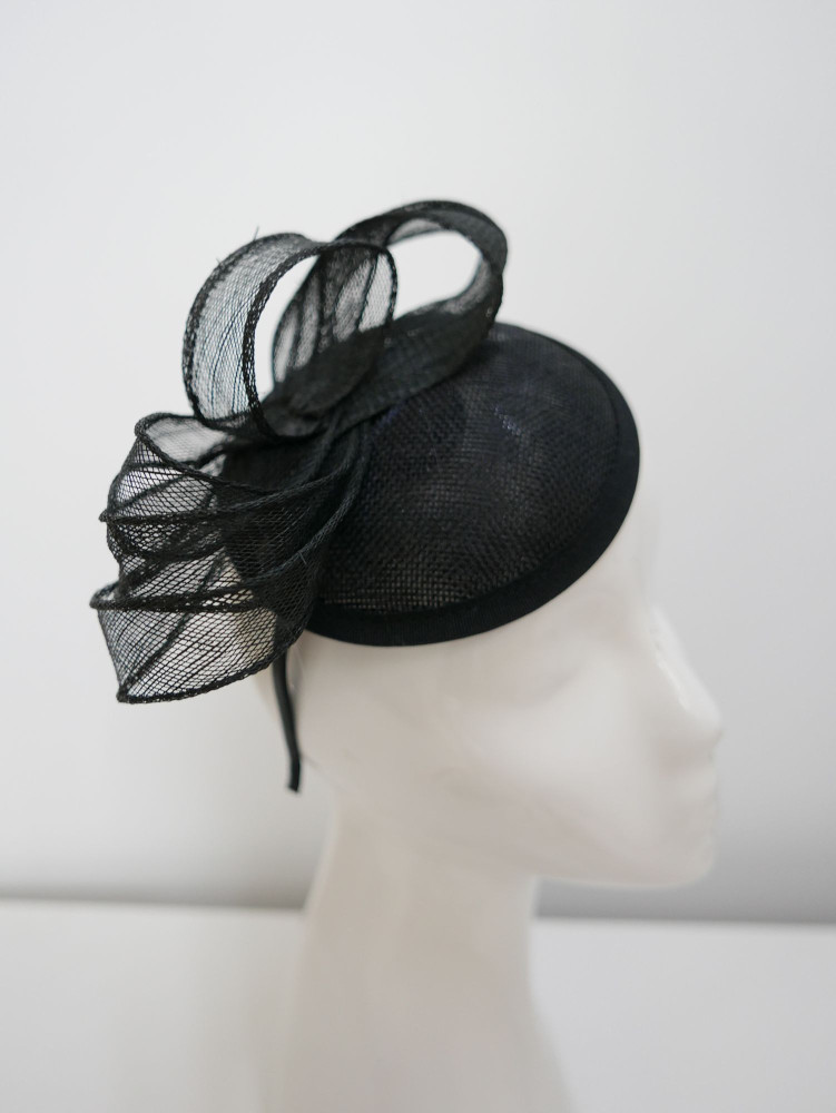 Czarny fascynator z  lnu i sinamay | Zuwika Design