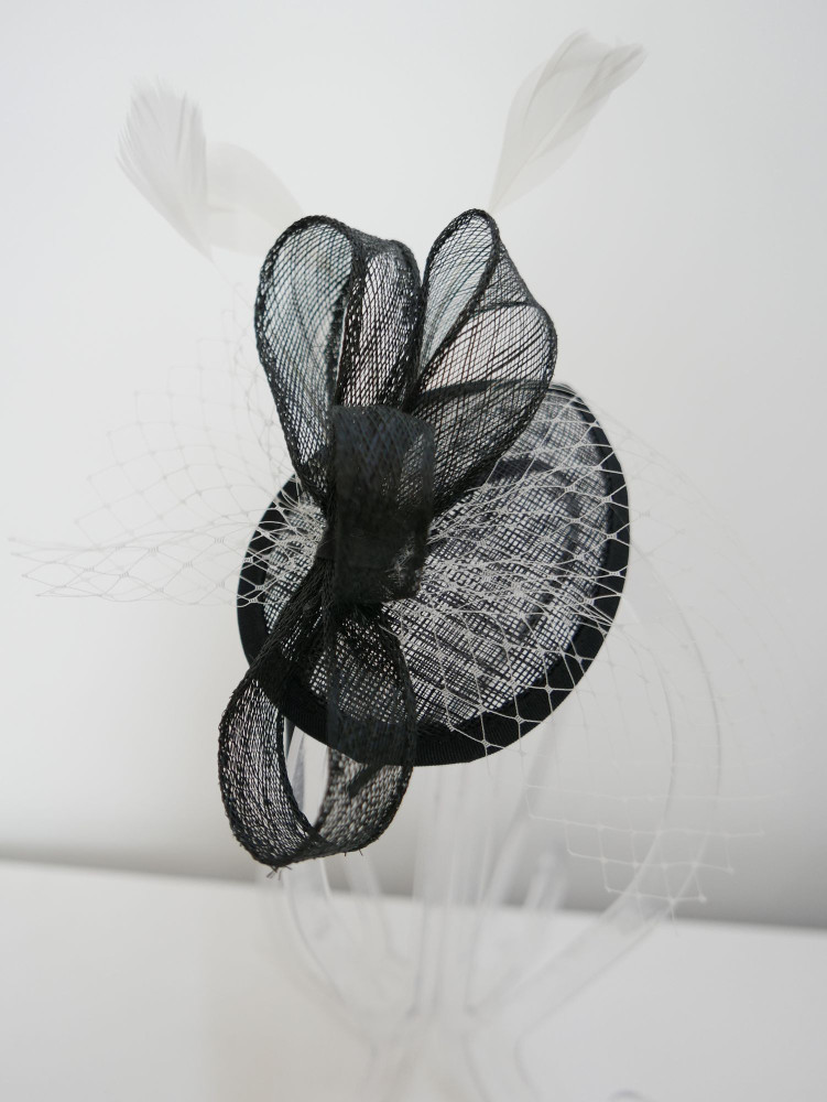 Czarno śmietankowy fascynator z sinamay | Zuwika Design