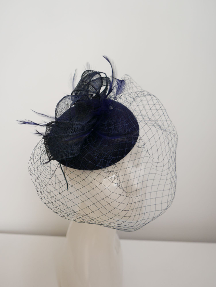 Granatowy fascynator z  lnu z woalką | Zuwika Design