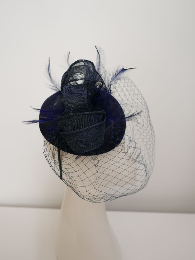 Granatowy fascynator z  lnu z woalką | Zuwika Design