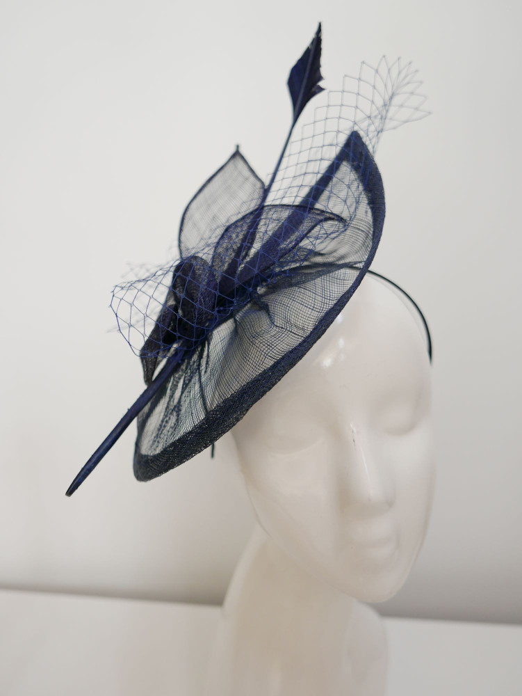 Granatowy fascynator z  sinamay z woalką | Zuwika Design