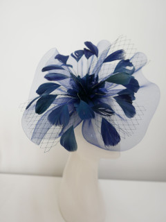 Granatowy fascynator z  crin z piórami | Zuwika Design