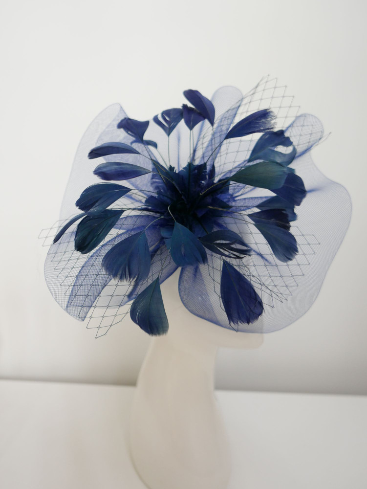 Granatowy fascynator z  crin z piórami | Zuwika Design