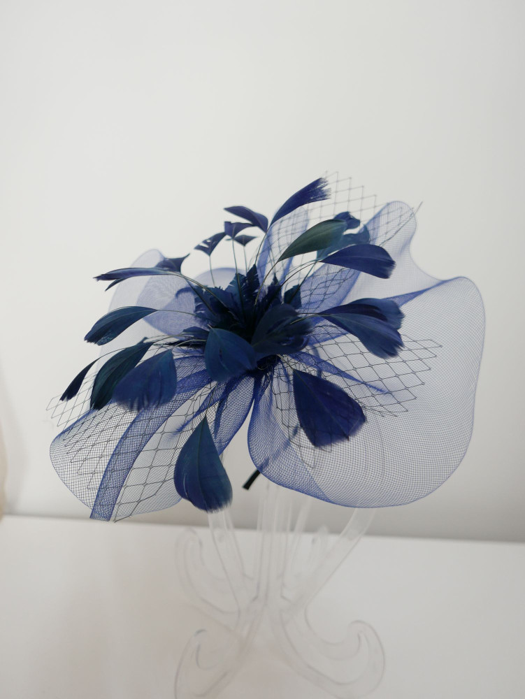 Granatowy fascynator z  crin z piórami | Zuwika Design