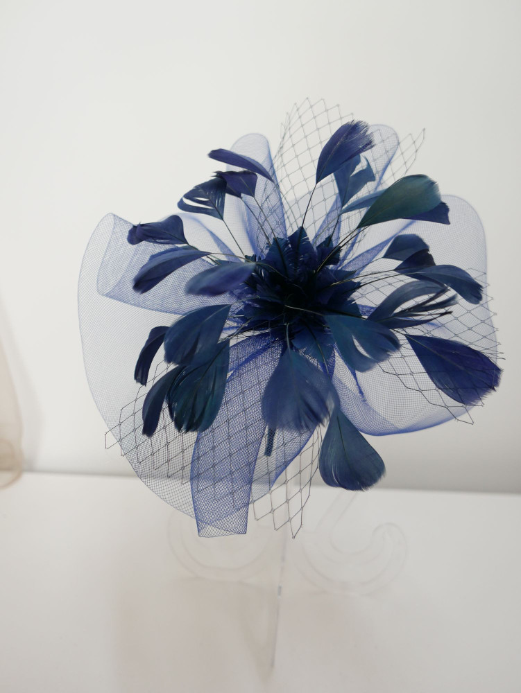 Granatowy fascynator z  crin z piórami | Zuwika Design