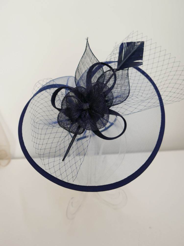 Granatowy fascynator z  crin z woalką | Zuwika Design